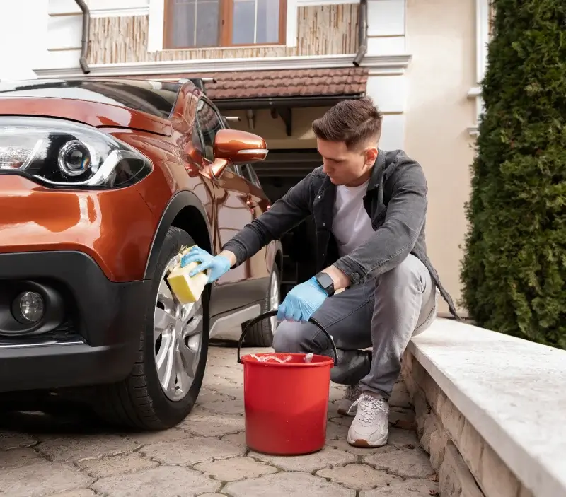 Lavage auto à domicile Tigy : professionnel intervenant sur un véhicule